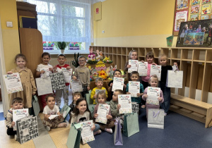 Wspólne zdjęcie wszystkich uczestników wielkanocnego konkursu.