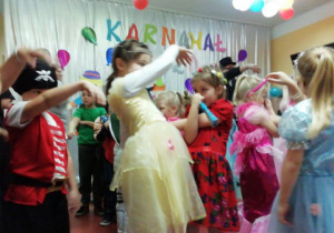 Taneczne wygibasy dzieci.