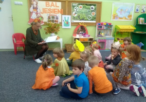 Dzieci słuchają wiersza pani Jesień.