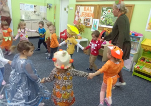 Dzieci tańczą w kole z Panią Jesienią.