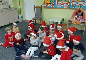 Dzieci przygotowują się do zaśpiewania piosenki o Mikołaju..