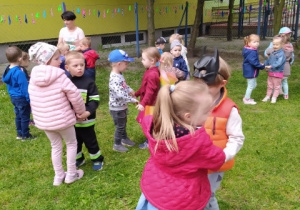 Dzieci tańczą w kółeczkach.