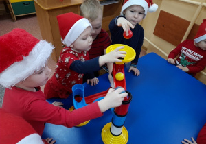 Skrzaciki bawią się otrzymanymi prezentami.