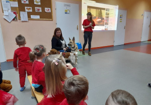 Dzieci słuchają pani ze schroniska.