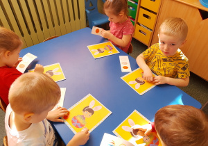 Dzieci wykonują kartkę wielkanocną.