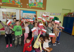 Dzieci z flagami.