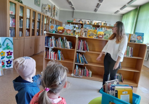 Skrzaty poznają zasady korzystania z biblioteki