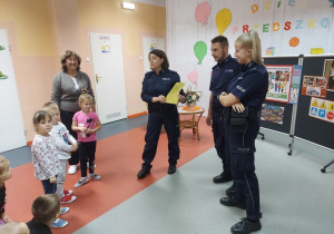 Dzieci i policjanci.