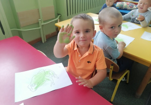 Leon prezentuje swoją zieloną rączkę.