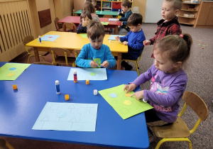 Dzieci układają figury wg. wzoru.