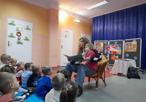 Pani Anna Wójcik- Brzezińska czyta dzieciom bajkę.