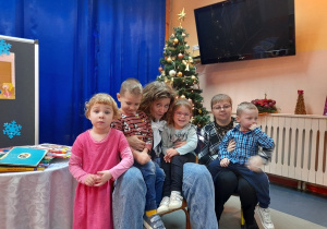 Pani Ania z dziećmi z Poziomkami.