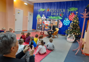 Pan prezydent Chęcielewski czyta dzieciom bajkę.