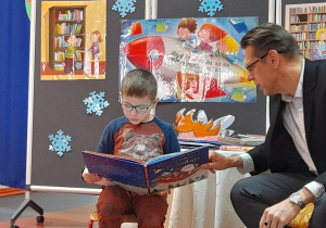 Fabian wspólnie z panem prezydentem czytają.