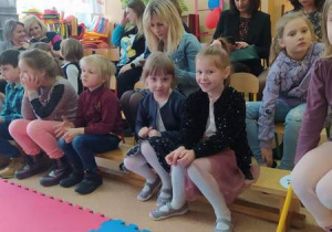 Natalka i Nela wraz z innymi uczestnikami konkursu i opiekunami oglądają występy dzieci z Przedszkola Nr 13.