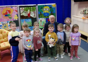 Wspólne zdjęcie pana Stanisława z dziećmi z grupy Poziomki.