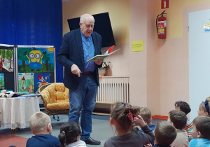 Pan Stanisław czyta dzieciom.