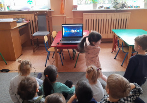 Dzieci oglądają film edukacyjny pt.: "Układ słoneczny".