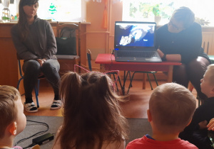 Dzieci oglądają film edukacyjny pt.: "Dlaczego wulkany wybuchają?".