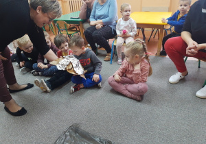 Pani Agnieszka pokazuje dzieciom wnętrze wulkanu.