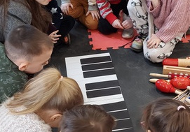 Dzieci układają klawiaturę fortepianu.