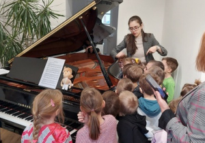 Dzieci poznają budowę fortepianu.
