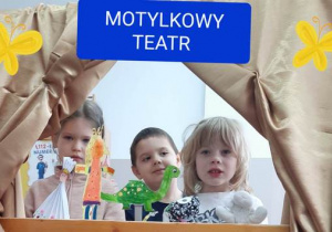 Przedszkolaki prezentują pacynki do bajki "Smok Wawelski".
