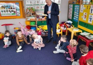 Pan Stanisław czyta dzieciom legendę.