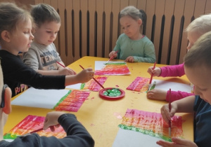 dzieci malują tęcze