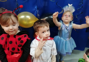 Lila, Mateusz i Maj tańczą na balu.