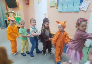 Dzieci tworzą węża podczas podczas tańca.