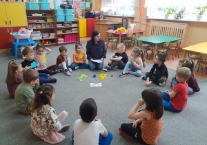 Dzieci odpowiadają na pytania dotyczące wysłuchanego opowiadania.