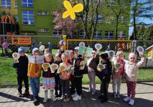 Dzieci z grupy "Motylki" trzymają transparenty.