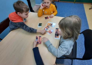 Dzieci układają puzzle z bajkami.