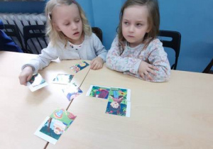 Antosia i Amelka prezentują swoje bajkowe puzzle.