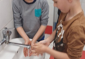 Olaf i Nikodem myją ręce według instrukcji.