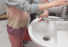 Natalka umyła ręce według instrukcji.