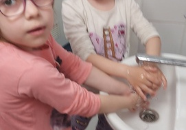 Oliwka i Marlenka myją ręce.