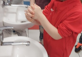 Kinga i Nela myją ręce