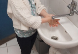 Amelka myje ręce.