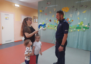 Pani Dorota dziękuje policjantowi za wizytę w przedszkolu.