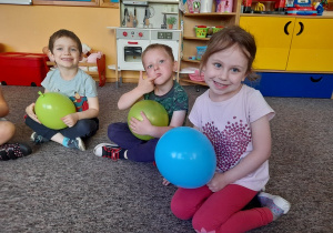 Dzieci z balonikami.