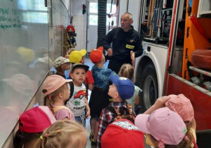 Pan strażak opowiada dzieciom o trudach swojej pracy.