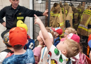 Dzieci oglądają akcesoria potrzebne w pracy strażaka.