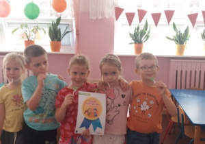 Dzieci z lizakami świętujące Dzień Przedszkolaka.