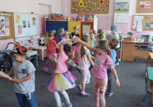 Dzieci tańczą przy ulubionych przebojach dla dzieci.