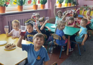 Dzieci przy stolikach - wiwat przedszkolaki!