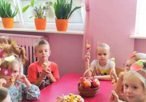 Dzieci jedzą szaszłyki z jabłek - na zdrowie!