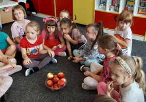 Dziewczynki i ich zebrane jabłka.