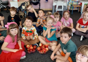 Dzieci z jabłkami - który zbiór ma więcej elementów?